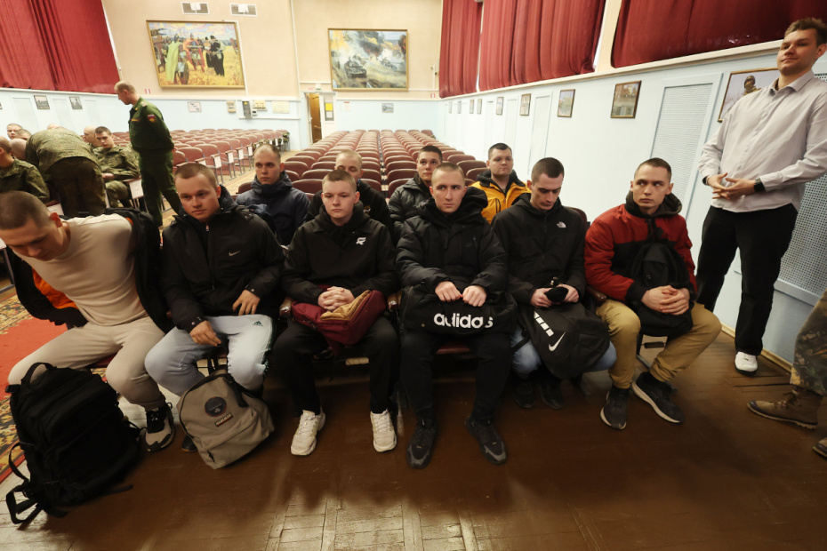 Московская область. Призывники на сборном пункте в военном комиссариате Балашихи в первый день отправки в воинские части РФ