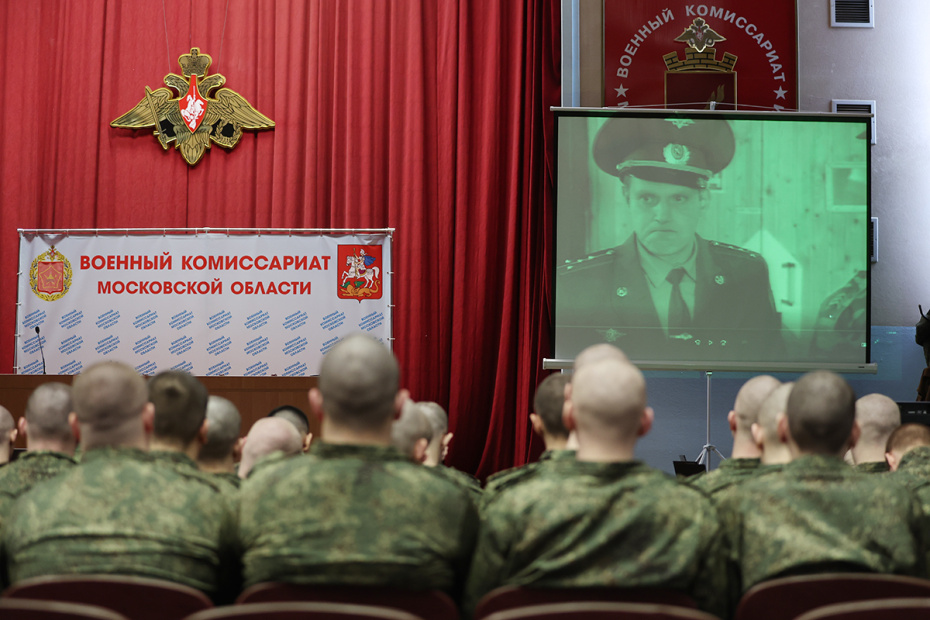 Московская область. Балашиха. Призывники на сборном пункте в военном комиссариате в первый день отправки в воинские части РФ