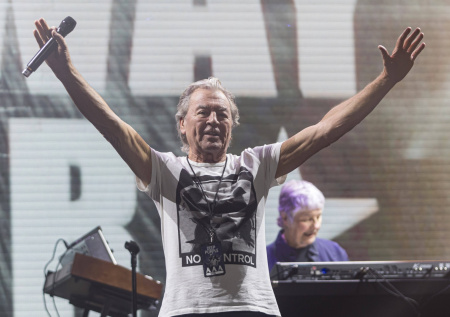 Британские рокеры навестили премьера Японии в Токио