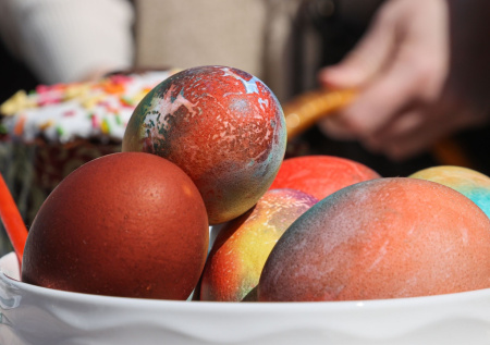 Россиян предостерегли от использования ненатуральных красителей для яиц