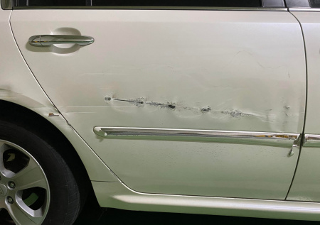 Житель Рязани поцарапал машину соседа из-за мести