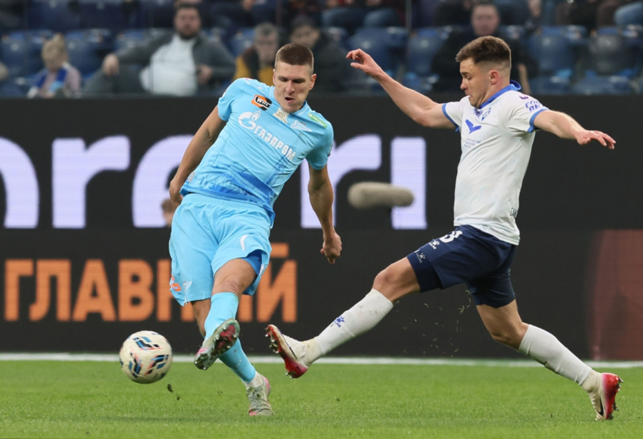 Александр Соболев («Зенит») и Максим Витюгов («Крылья Советов») в матче 23-го тура Российской премьер-лиги в Санкт-Петербурге