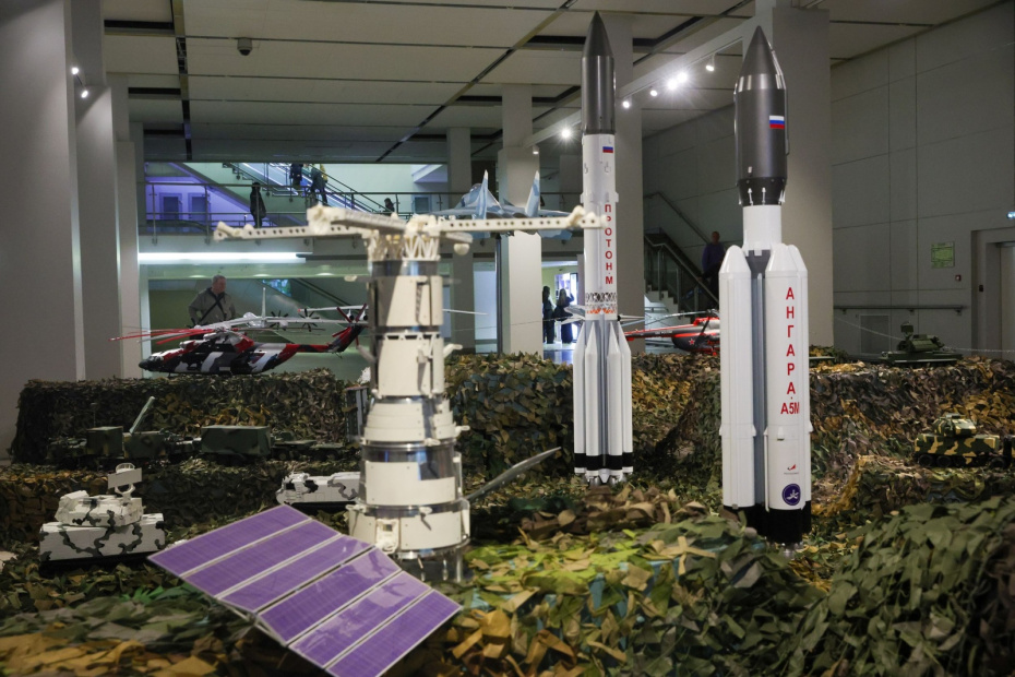 Модели космических спутников Воздушно-космических сил России на открытии интерактивной выставки «На страже воздушных границ»