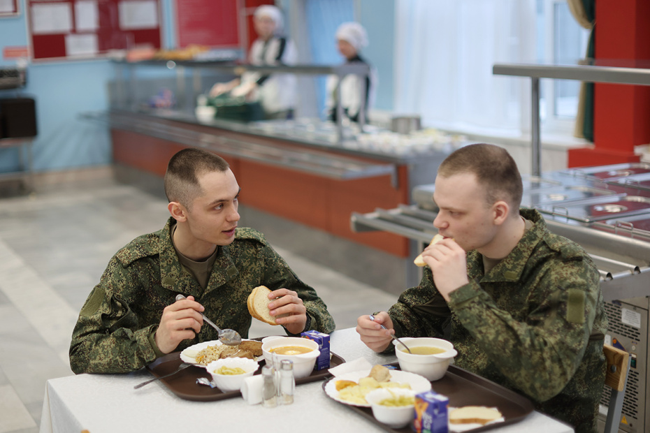 Московская область. Призывники на сборном пункте в военном комиссариате Балашихи в первый день отправки в воинские части РФ