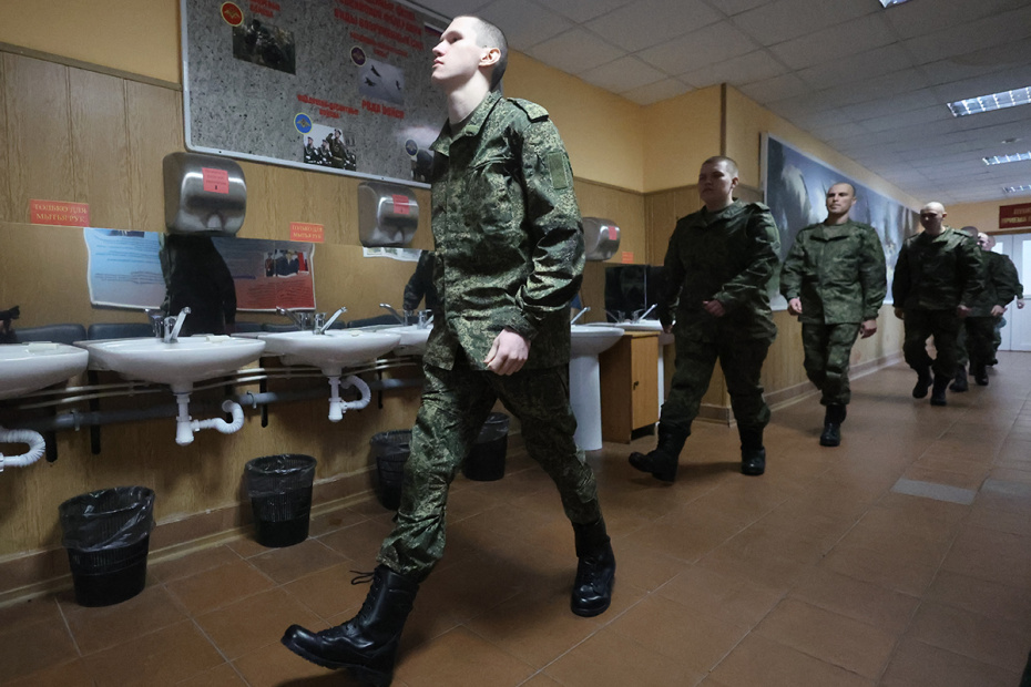 Московская область. Балашиха. Призывники на сборном пункте в военном комиссариате в первый день отправки в воинские части РФ