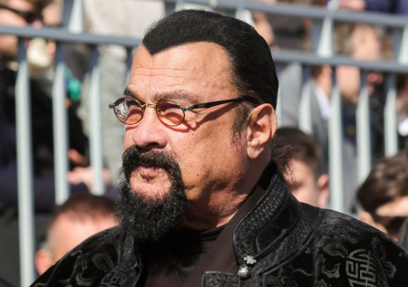 Променял Голливуд на Россию, поддержал Путина и СВО: как живет Стивен Сигал