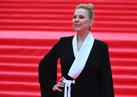 «У меня много огня в характере»: Дина Корзун о съемках с Харди, ИИ, МХАТе