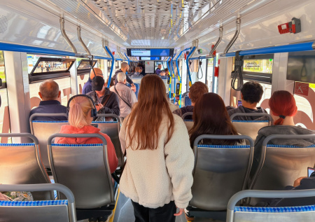 Эксперт по этикету напомнила, как правильно уступать место в транспорте