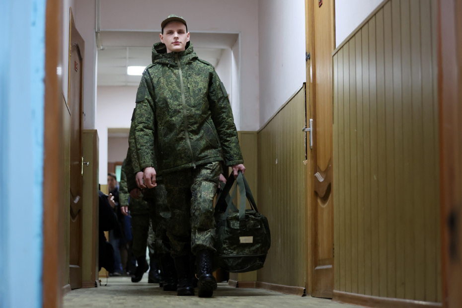 Московская область. Балашиха. Призывники на сборном пункте в военном комиссариате в первый день отправки в воинские части РФ