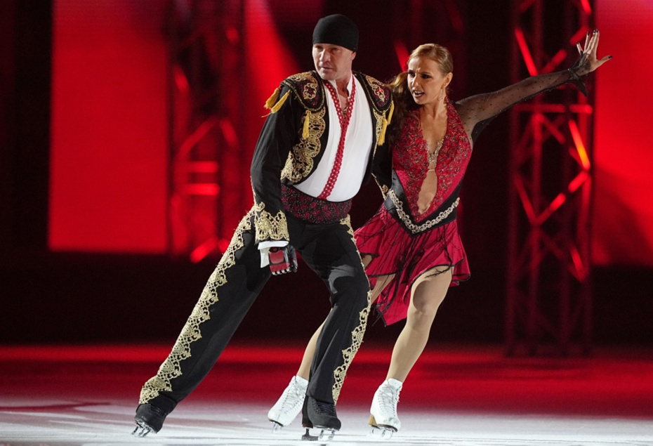 Фигуристы Роман Костомаров и Татьяна Навка выступают на юбилейном гала-концерте в честь 50-летия Ильи Авербуха на «ВТБ Арене», 2023 г.