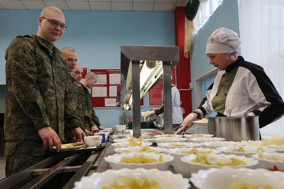 Московская область. Призывники на сборном пункте в военном комиссариате Балашихи в первый день отправки в воинские части РФ