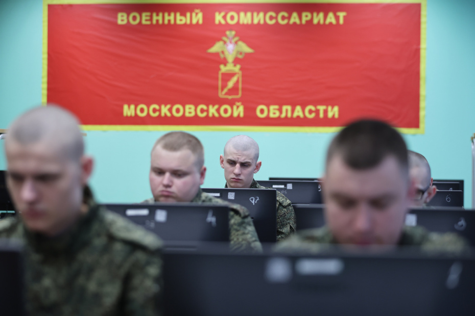 Московская область. Балашиха. Призывники проходят психологическое тестирование на сборном пункте в военном комиссариате в первый день отправки в воинские части РФ