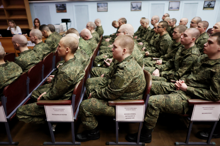 Московская область. Балашиха. Призывники на сборном пункте в военном комиссариате в первый день отправки в воинские части РФ