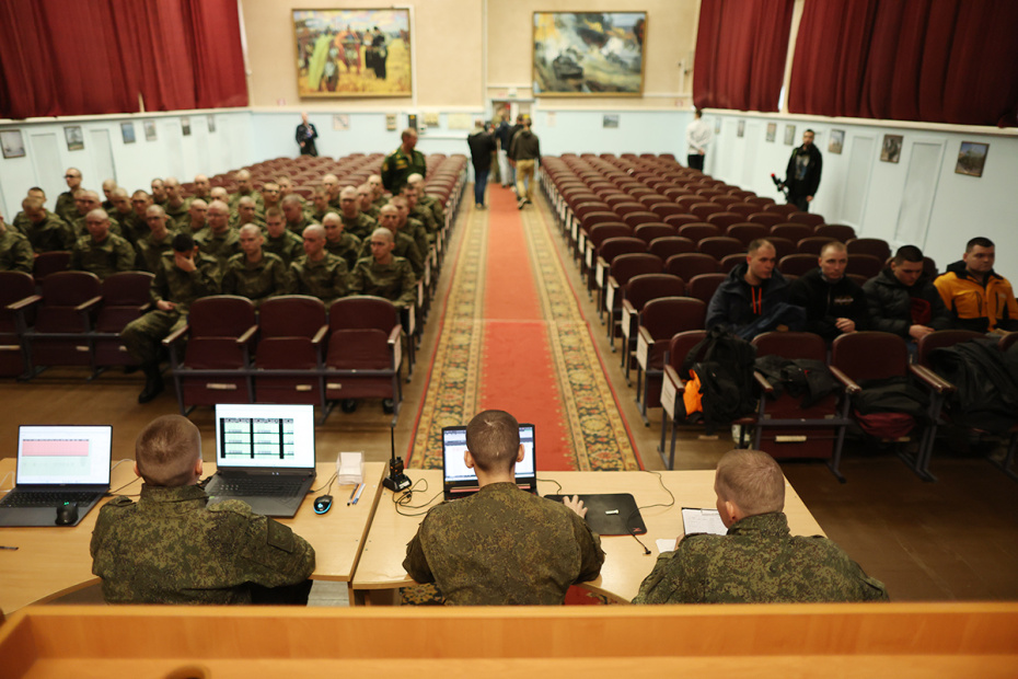 Московская область. Призывники на сборном пункте в военном комиссариате Балашихи в первый день отправки в воинские части РФ