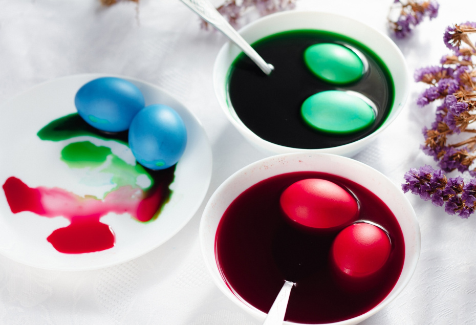 Как очень быстро покрасить яйца на Пасху