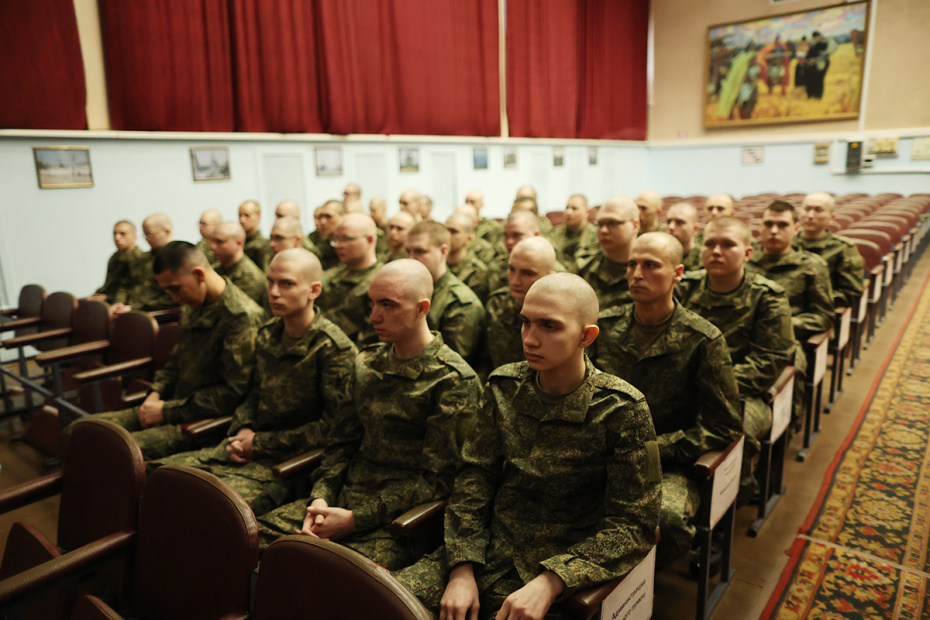 Московская область. Призывники на сборном пункте в военном комиссариате Балашихи в первый день отправки в воинские части РФ