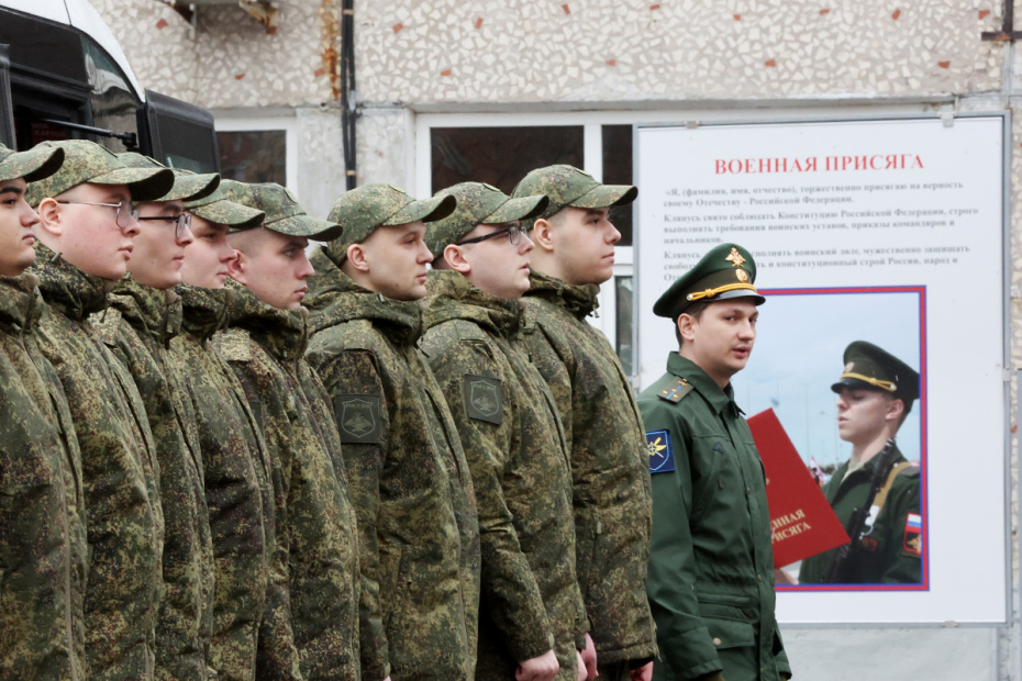 Московская область. Балашиха. Призывники на сборном пункте в военном комиссариате в первый день отправки в воинские части РФ