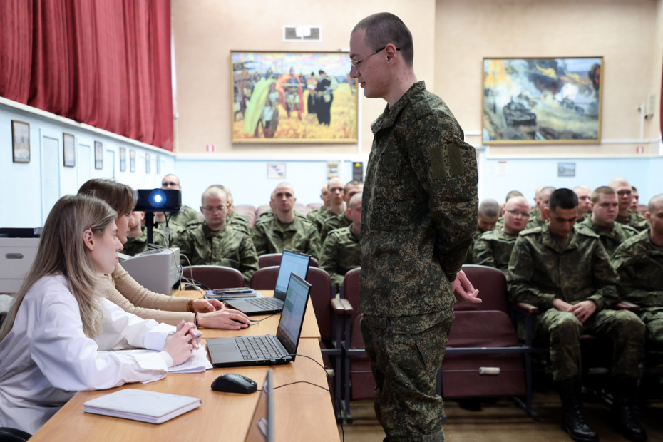 Московская область. Призывники на сборном пункте в военном комиссариате Балашихи в первый день отправки в воинские части РФ
