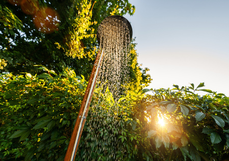 Строительство летнего душа на даче: 7 шагов от проекта до правильного слива