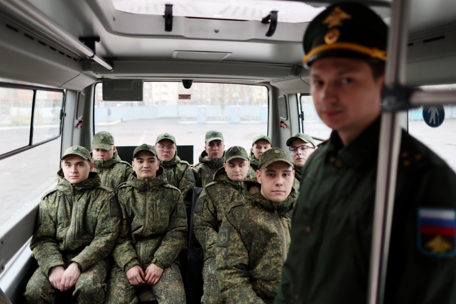 Московская область. Балашиха. Призывники на сборном пункте в военном комиссариате в первый день отправки в воинские части РФ