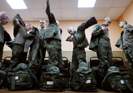 Первая отправка призывников в 2026-м: фото из сборного пункта под Москвой