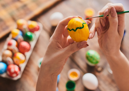 Как быстро покрасить яйца на Пасху: полный гайд — от шелухи до наклеек