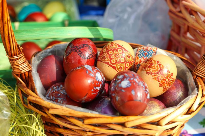 Как быстро покрасить яйца на Пасху: полный гайд — от шелухи до наклеек