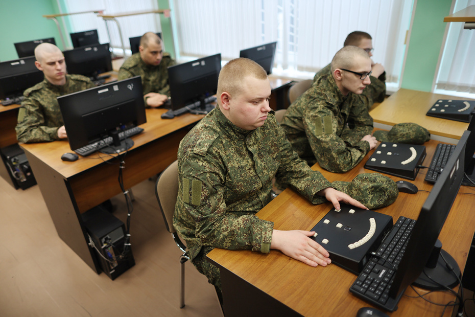 Московская область. Балашиха. Призывники проходят психологическое тестирование на сборном пункте в военном комиссариате в первый день отправки в воинские части РФ