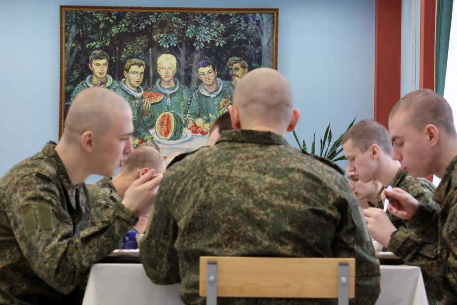 Московская область. Призывники на сборном пункте в военном комиссариате Балашихи в первый день отправки в воинские части РФ