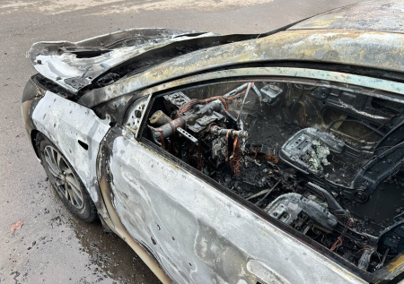 В Москве сгорел легковой автомобиль у здания мировых судей