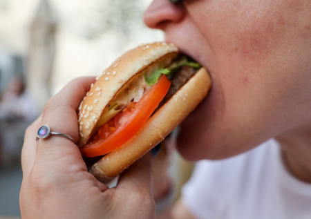 Двое россиян взломали сеть ресторана ради скидок на бургеры