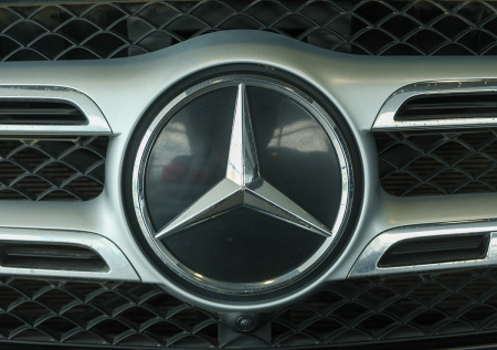 Мужчина «похоронил» Mercedes рядом с умершим родственником