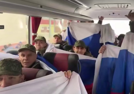 Рейс с освобожденными российскими военнопленными сел в Подмосковье