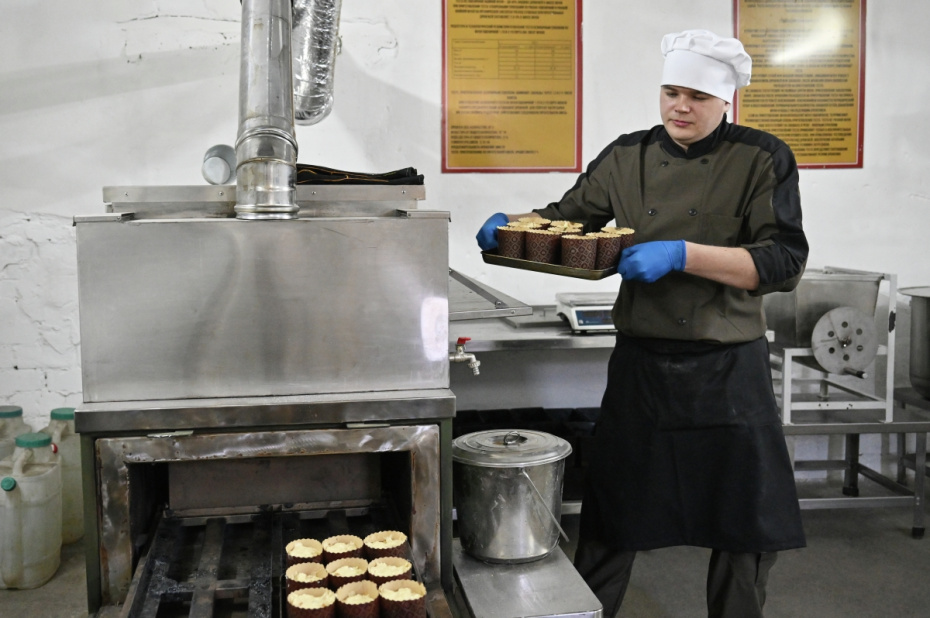 Военный пекарь группировки войск «Центр» печет пасхальные куличи. Куличи отправят штурмовикам на передовые позиции на Добропольском направлении СВО