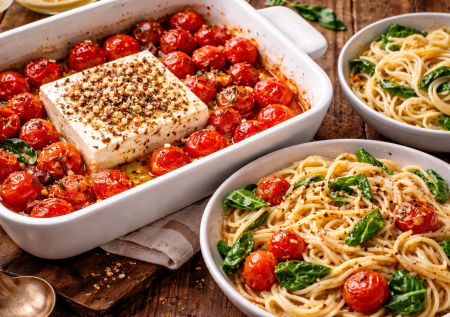 И не надо никаких уставших гуляшей — фетаксу и черри отправляю в духовку и варю макароны: невероятная паста вкуснее, чем в ресторане