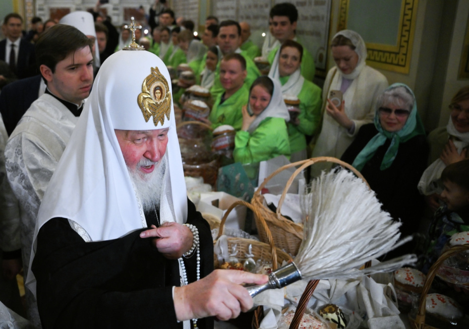 Патриарх Московский и всея Руси Кирилл освящает куличи после божественной литургии в храме Христа Спасителя в Москве