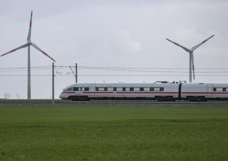 Контактная сеть обрушилась на поезд с 600 пассажирами