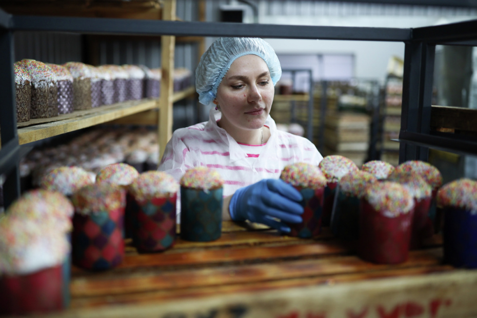 Выпечка пасхальный куличей в пекарне в Усть-Лабинске Краснодарского края