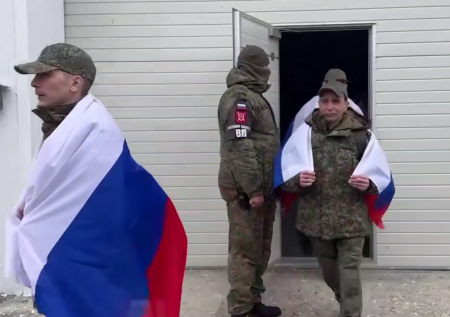 Появились первые кадры с российскими военными, возвращенными с Украины