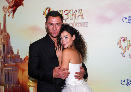 «Бутерброд с колбасой в антракте»: жену Прилучного застали на свидании