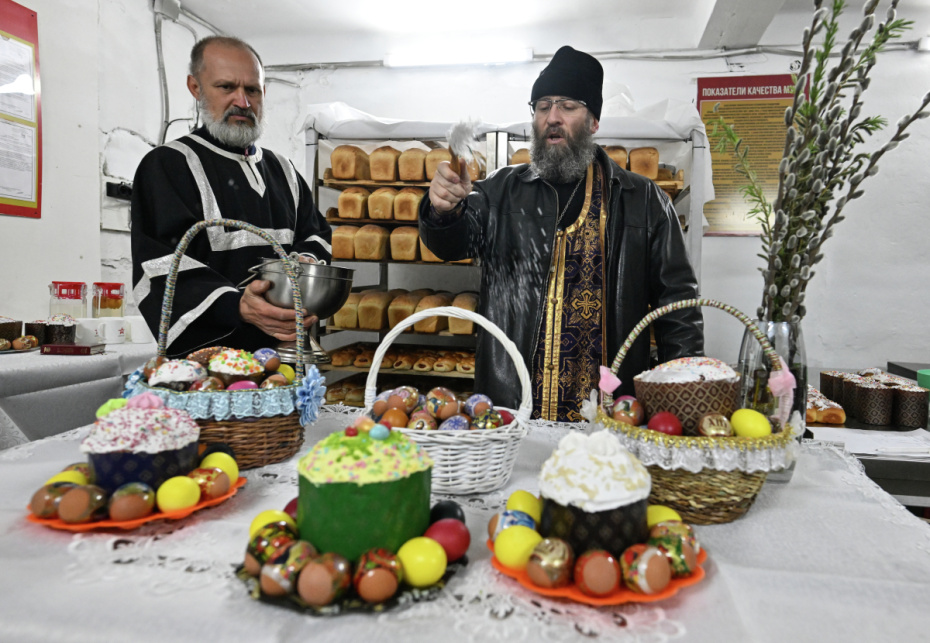 Освящение пасхальных куличей, выпеченных военными пекарями группировки войск «Центр». Куличи отправят штурмовикам на передовые позиции на Добропольском направлении СВО