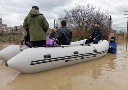 Героев из Дагестана наградили за спасение детей