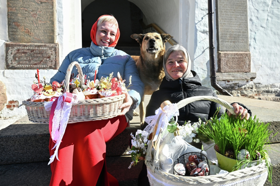 Верующие после освящения куличей на территории Спасо-Преображенского Соловецкого ставропигиального мужского монастыря на Соловках