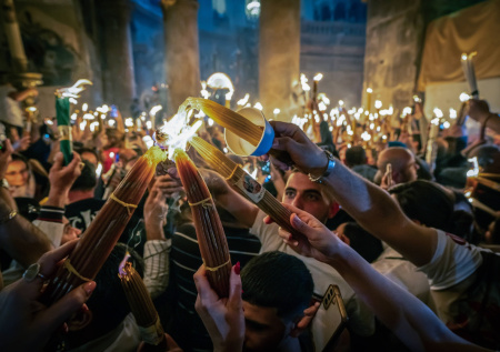 В храме Гроба Господня в Иерусалиме сошел Благодатный огонь