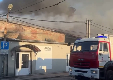 Полсотни пожарных тушили загоревшийся склад в Калининграде