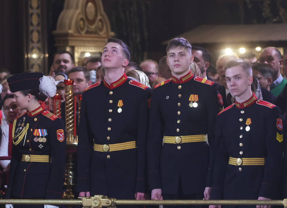 Праздничное пасхальное богослужение в Светлую Пасхальную ночь в кафедральном соборном храме Христа Спасителя