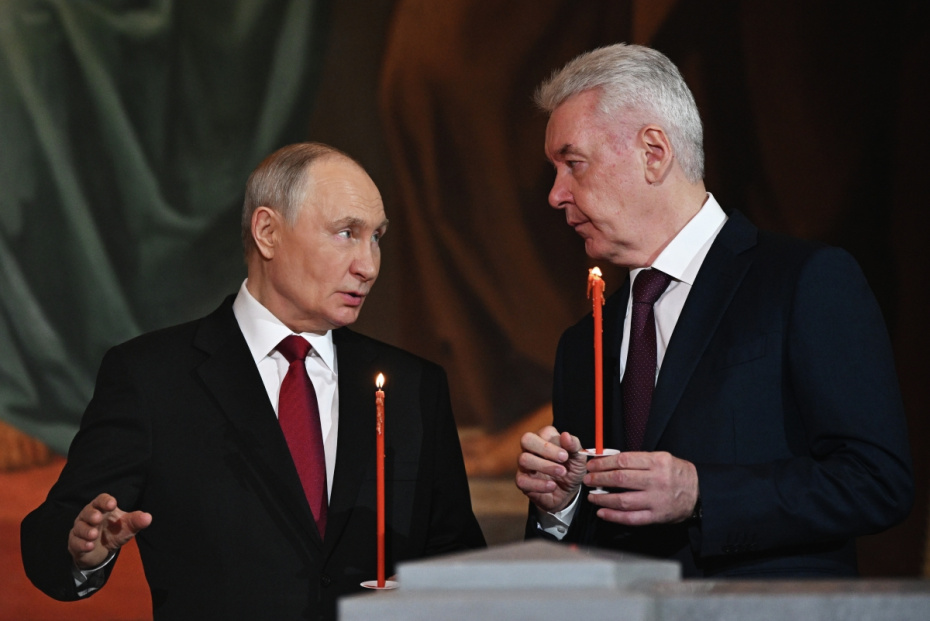 Президент РФ Владимир Путин и мэр Москвы Сергей Собянин (справа) на праздничном пасхальном богослужении в храме Христа Спасителя в Москве