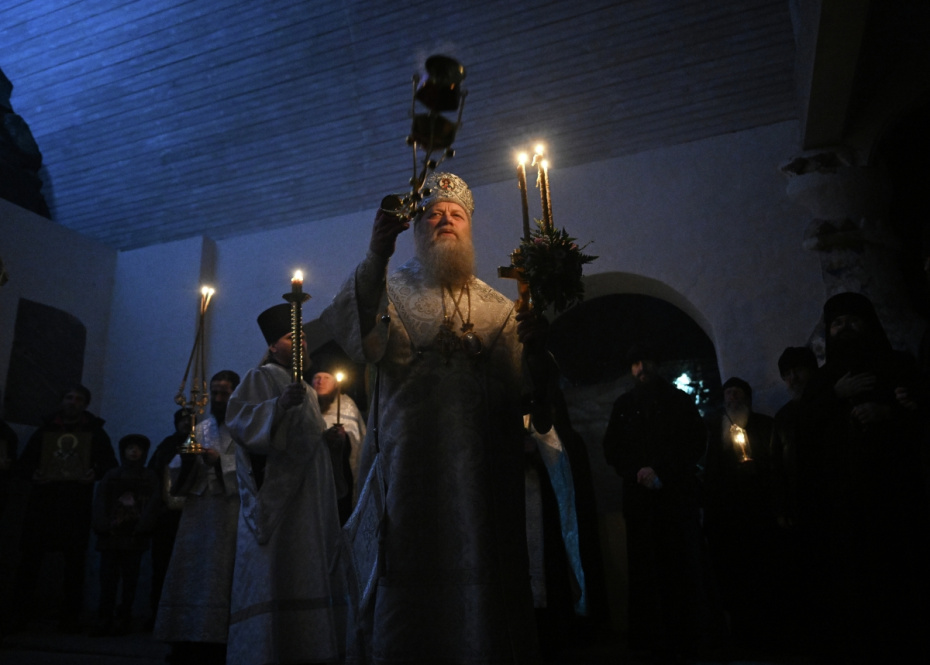 Священнослужитель во время пасхального богослужения на территории Спасо-Преображенского Соловецкого ставропигиального мужского монастыря на Соловках