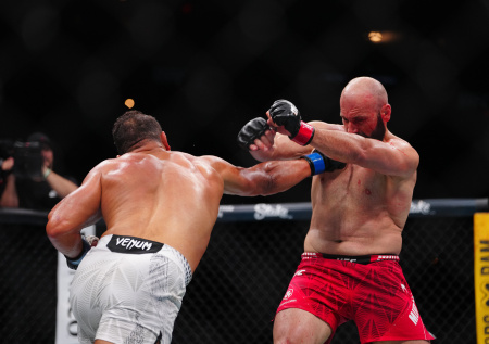 Мурзаканов потерпел первое поражение в карьере на турнире UFC