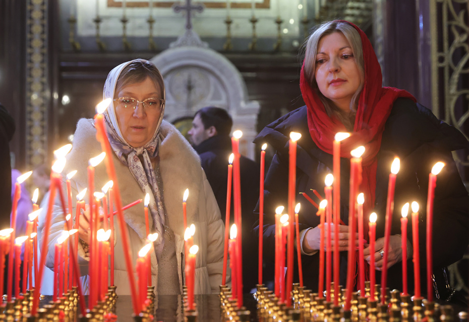 Прихожане в храме Христа Спасителя в Москве перед началом праздничного пасхального богослужения